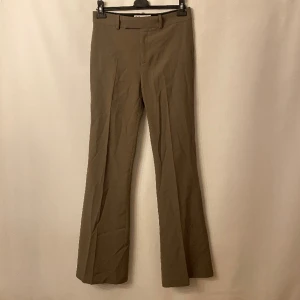Bruna/ beiga/ gråa kostymbyxor  - Ett par bruna/ beiga/ gråa kostymbyxor. Knappt använda. Märke: Zara. Storlek: S