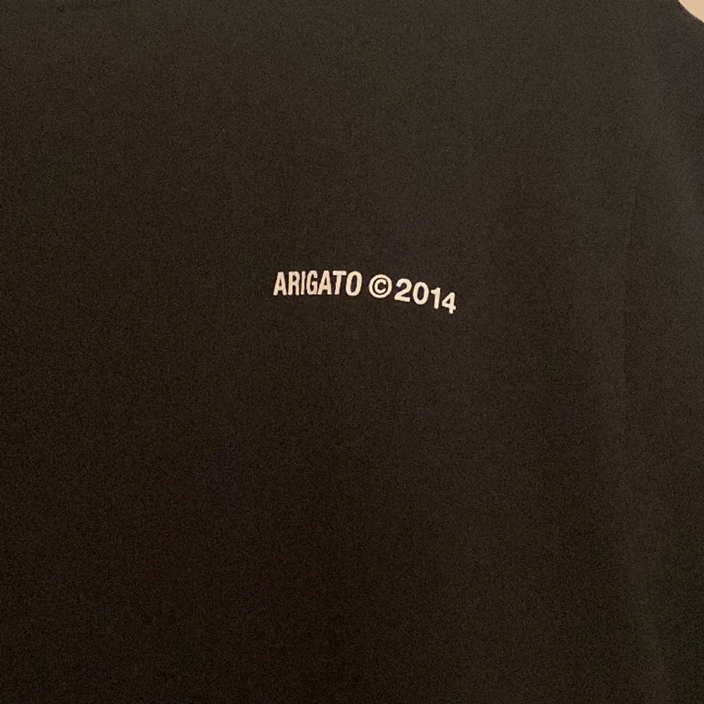 T-Shirt från Axel Arigato inköpt på Nk i Göteborg. 💯 procent ekologisk Bommul.  Kvalitets tröja .  Tjockare tyg, som gör tröjan exklusiv . . T-shirts.