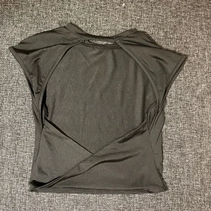 Tröja med öppen rygg  - Så snygg tröja med öppen rygg. Är tyvärr för liten för mig så den är helt oanvänd. Använd gärna köp nu,