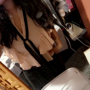 Blus - Fin rosa blus från zara! Lite gossip girl vibe! Storlek M men kan passa en S! Prislapp kvar och oanvänd