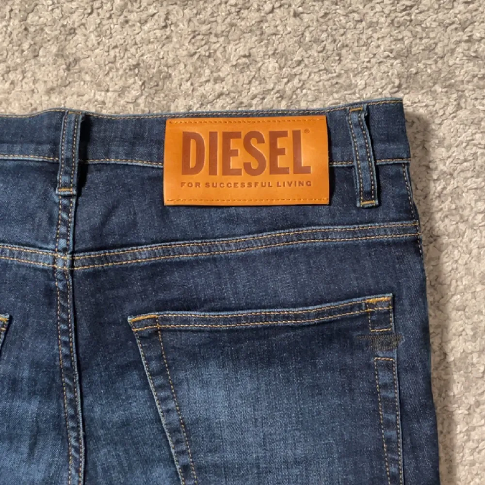 Tja! Vi säljer ett par Diesle jeans i modellen ”D-FINNING” som är en slim fit modell. Endast jeansen medföljer. Skick: 9,5/10. Nypris: 1600kr. Vårt pris: 299kr. Frakt sker via Postnord. Vi finns i DM vid frågor och funderingar. Mvh Norén&Ericsson!. Jeans & Byxor.
