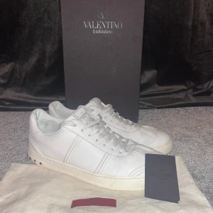 Valentino Flycrews  - Hej, jag säljer nu dessa skor då dem var för små. Skorna är i hyffsat bra skick (8/10). En nit har tyvärr åkt av men annars är skon fin överlag. Priset är inte hugget i sten. Hör av dig vid om du undrar något:) //Fabian