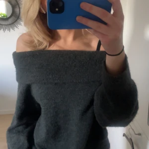 Off-shoulder - Grå stickad off-shoulder tröja🩶