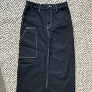 Jeanskjol från zara - Svart jeanskjol från Zara med ficka, storlek M🌸