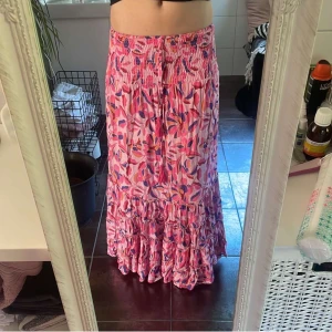 Långkjol - Somrig lågmidjad långkjol, köpt i Spanien. Passar xs-m! Kontakta mig först innan ni trycker på köp nu💓