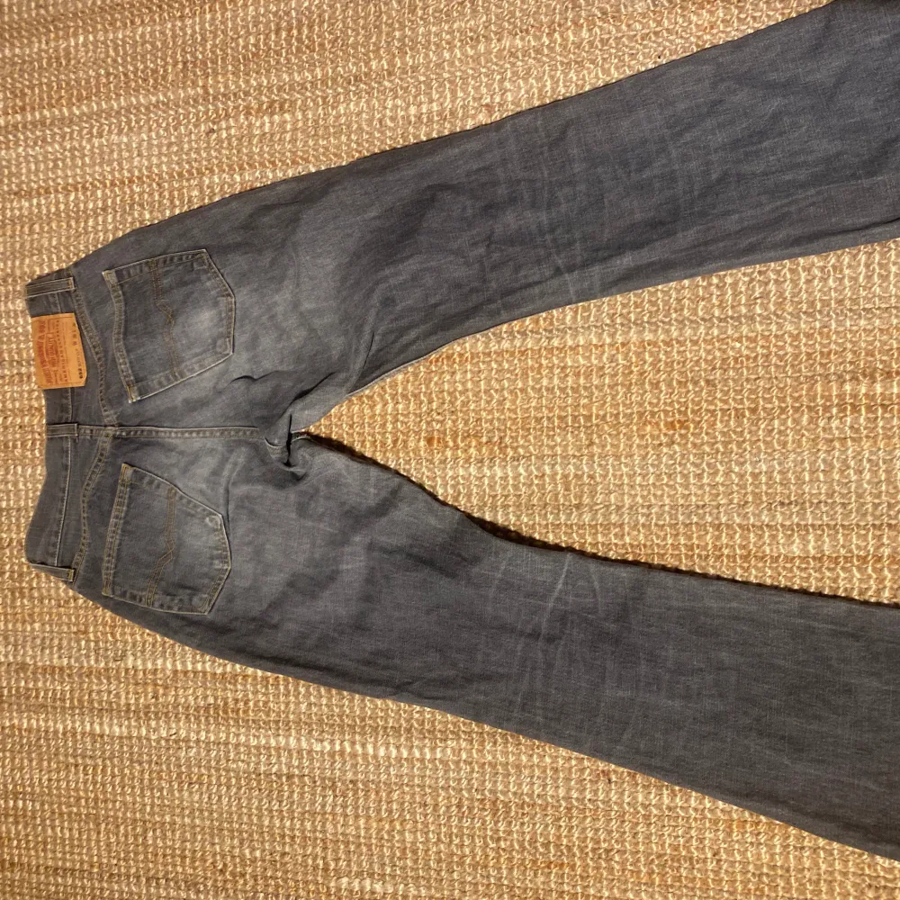 W 28 L 32 Fina lågmidjade vintage jeans i bra skick super fina säljer för dom inte passar längre. Om det är fler intresserade tar jag bud.. Jeans & Byxor.