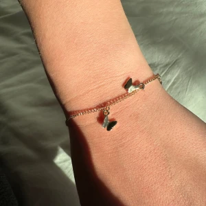 Armband - Guldarmband med fjärilar. Superfint men kommer inte till användning. Endast testat! (Ej äkta)💕 Nypris 119kr från Åhléns 