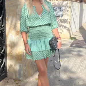 Sandro klänning  - Så fin Sandro klänning! Nyskick andvända en gång! 