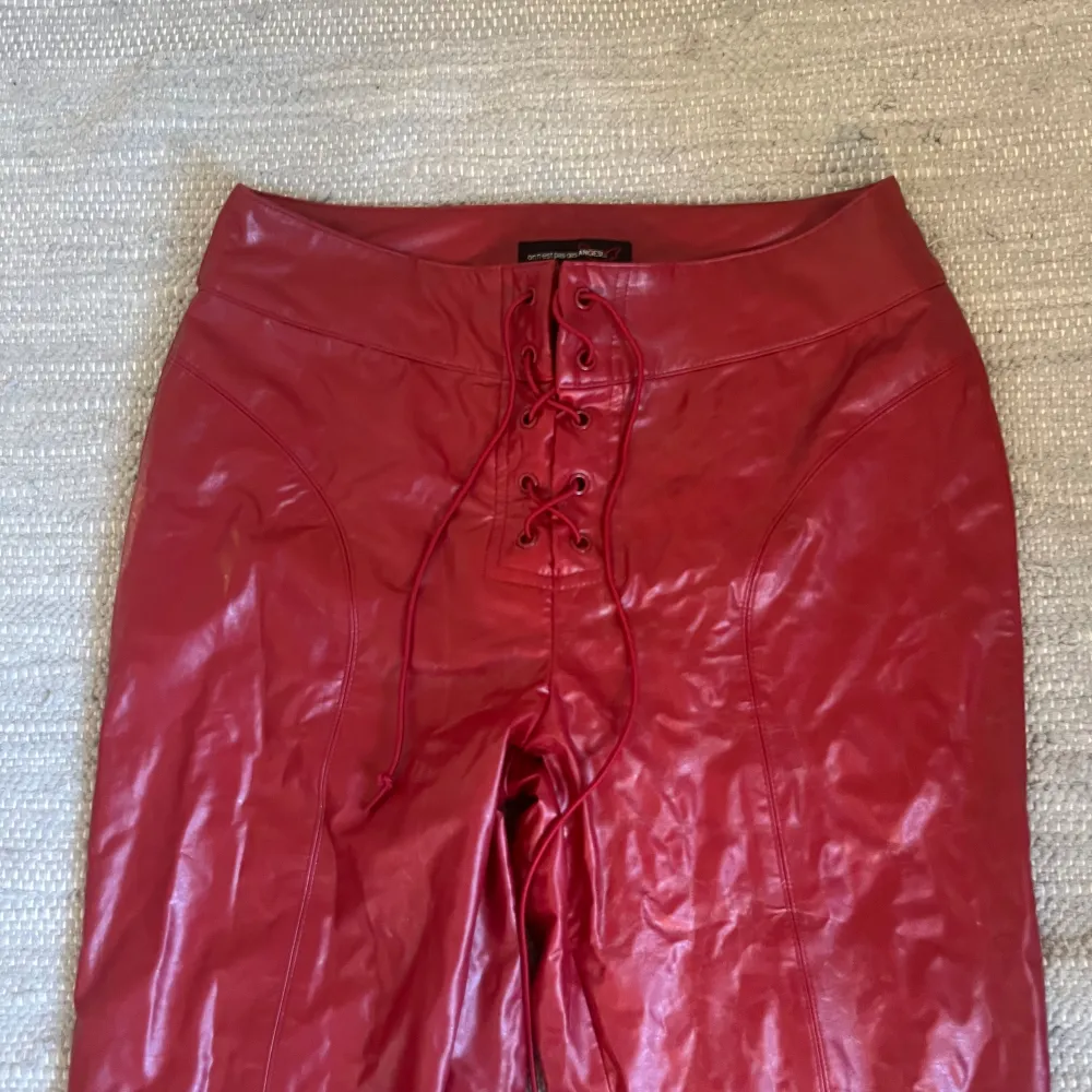 Så coola och unika röda skinnbyxor med snörning. Tyvärr lite stora på mig men går att ha lågmidjade! . Jeans & Byxor.