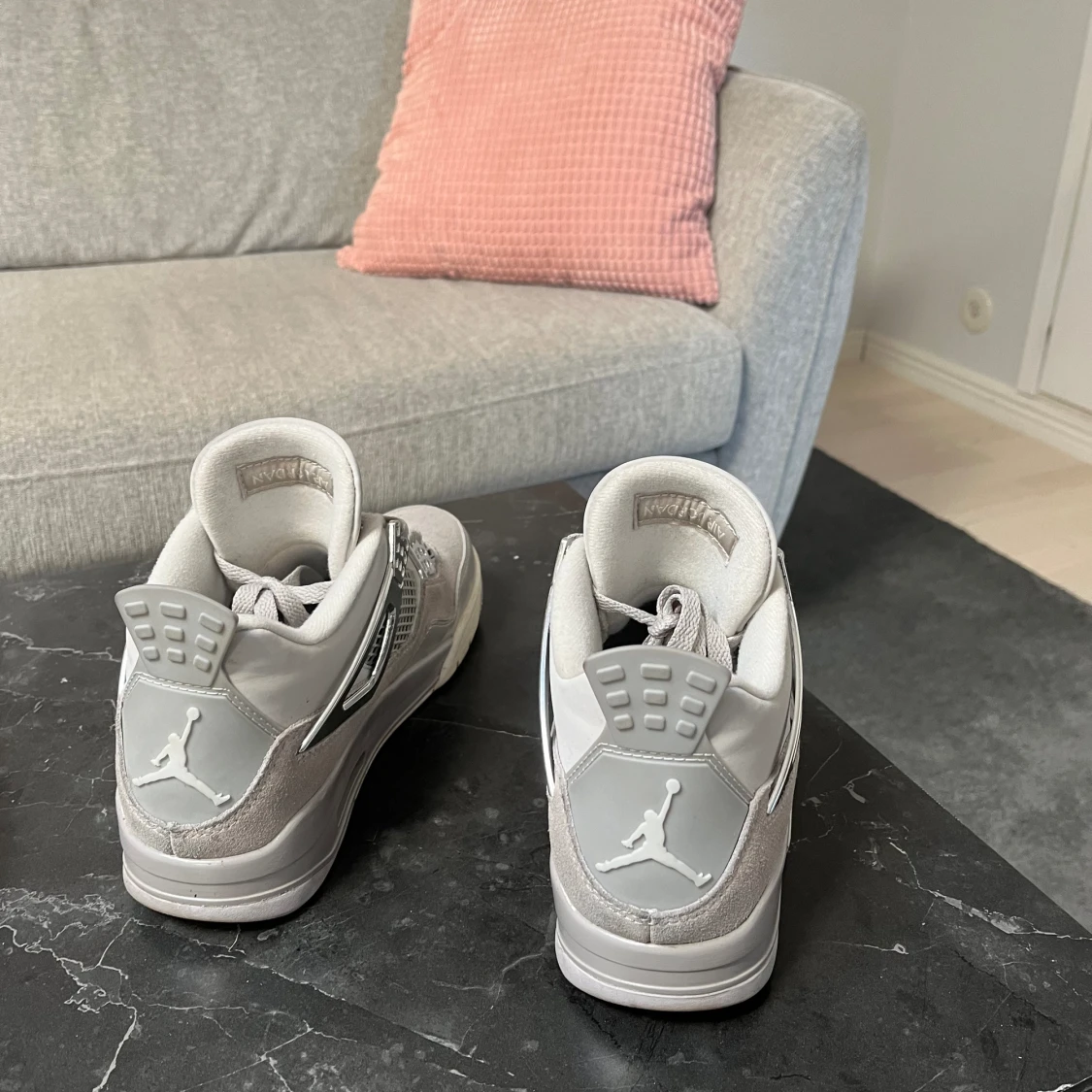 Air Jordan 4 frozen moment 