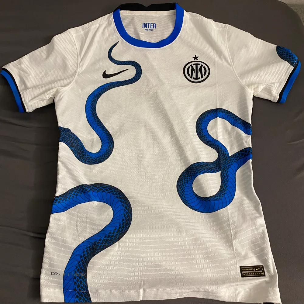 Inter fotbollströja. Använd några gånger. Precis som ny. Väldigt sällsynt och populär tröja. Storelk L men passar M väldigt bra också. Säljs billigt för 300.. T-shirts.