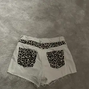 Otroligt snygga och unika shorts, perfekt  till sommaren.🤍 dom är lågmidjade/ medel. 🤩Jag har då sytt på leopard delarna, från början har de varit stort från Zara💗 Midjemått: 34cm Skick: nyskick