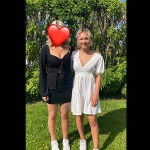 Vit sommar klänning  - Säljer en söt vit sommarklänning i storlek S. Klänningen har en luftig och bekväm passform, perfekt för varma dagar. Den är kort och har en enkel design som gör den lätt att matcha med olika accessoarer. Perfekt för sommarens alla tillfällen! 🌞