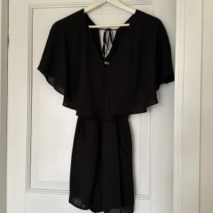 Shorts - dress - Shorts dress med snygg volang! Storlek 32. 