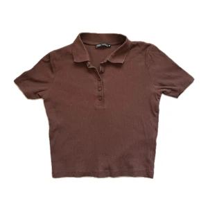 Brun Topp - Säljer denna fina topp pga att den inte kommer till användning. Enligt lappen är storleken M men den passar bäst S och XS. Skriv gärna för att se mer bilder eller om ni har några frågor! Skriv också innan ni använder ’köp nu’ 🤍