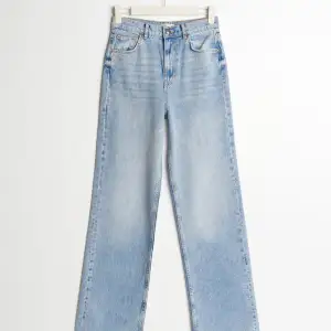Ljusblå jeans från Gina Tricot med hög midja i storlek 32. Skriv vid funderingar!💌