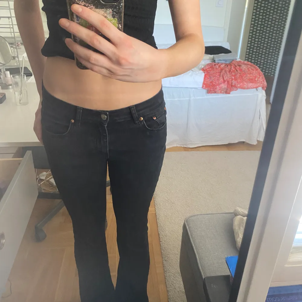 Svarta lågmidjade bootcut jeans. Från Gina tricot. Utgångspris 500kr. Jeans & Byxor.