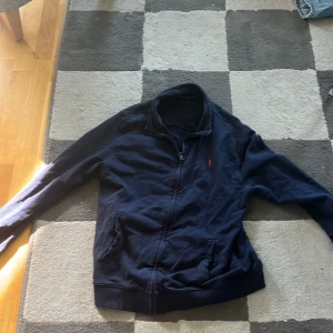 Polo club zip Hoddie - Säljer Polo zip hoodie. Väldigt bra skick och inga fläckar eller hål. Storlek S och normal i passformen. Nypris 1000 kr. 