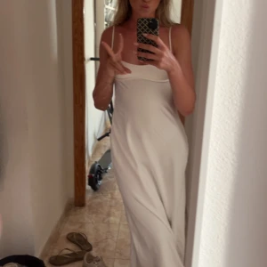 Klänning Zara - Vit klänning från Zara i storlek S, säljs inte längre  Fint skick 