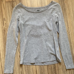 Basic tröjor - Vill bli av med dom, oanvända! Tänkte mig 30kr för båda. 