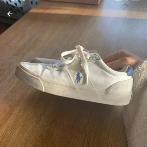 Ralph Lauren skor  - Ralph Lauren skor i storlek 36. Är använda men är i bra skick.Pris går att diskutera 