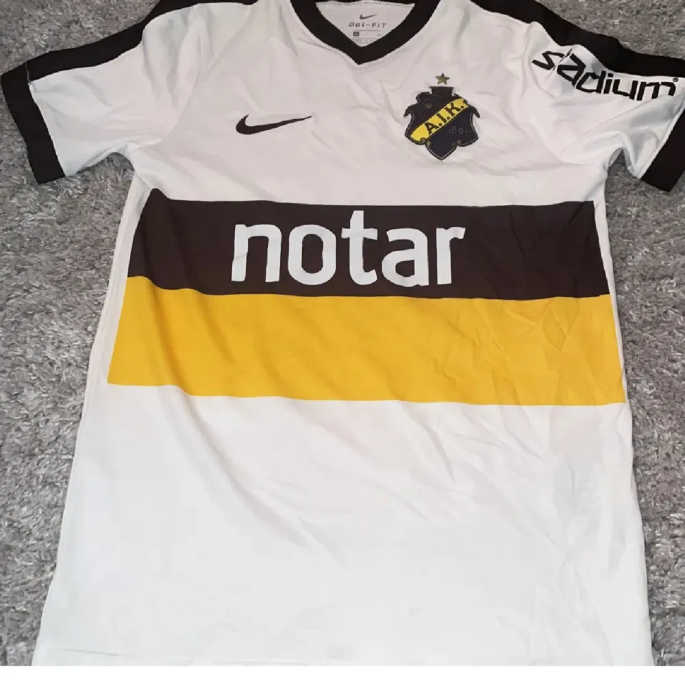 AIK T-shirt Jätte snygg Aik T-shirt med nummer 7 på ryggen, inga hål/fläckar eller nagot liknande. Sitter bra på. (Äkta)!. T-shirts.