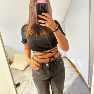 Festtopp  - Cool topp med snörning i midjan! Passar perfekt till fest och är i silkesmaterial!!