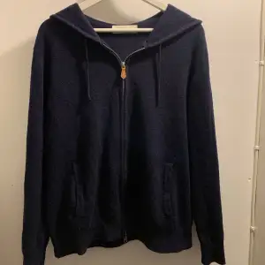 En väldigt skön Kashmir zip hoodie från Sayless i storlek S. Sparsamt använd, skicket är 9/10. Nypris : 899kr. Gratis frakt
