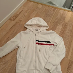 Moncler kofta  - Vit moncler kofta i storlek M, lite missfärgad vid luva, säljs därför billigare  (Kan acceptera byten)