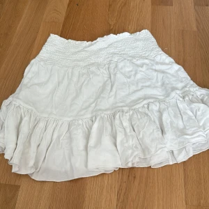 Vit sommarskjol  - Vit sommarskjol från lager 157 köpt förra sommarn använd en del men inga defekter💕