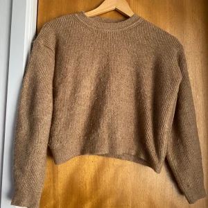 Stickad tröja  - Köpt från chiquelle för flera år sedan, säljs inte längre vad jag vet, den är Onesize men har krympt i tvätten så är numera lite croppad och en aning tightare, passar därför Xs-S bäst. Lite nopprig och kan ha någon maska men inget man lägger märke ti