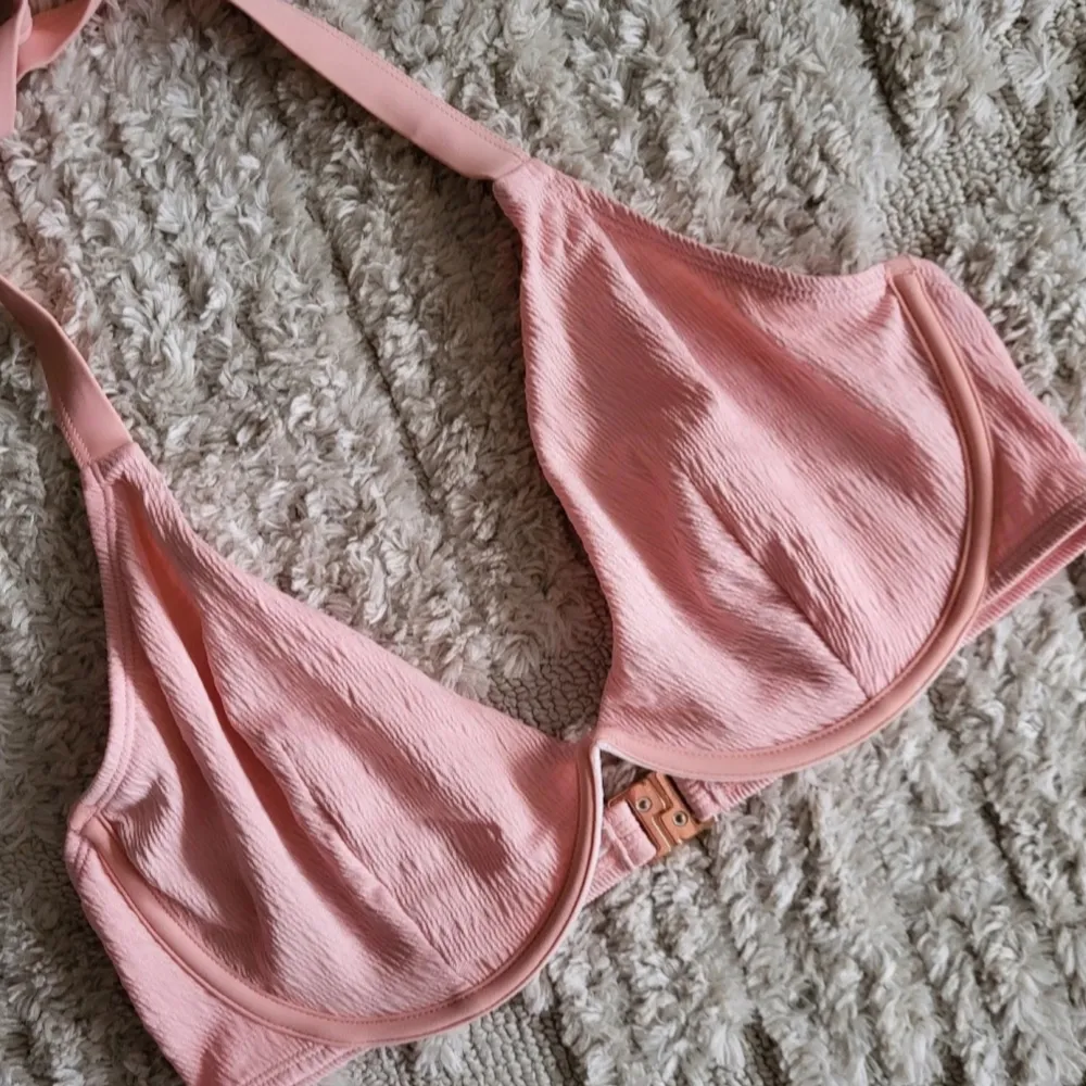 Krinklad bikiniöverdel från ASOS fuller bust-kollektion.  Jättefin ljusrosa färg 🩷   Stl 36E = 80E. Byglar.  Använd en gång, inga anmärkningar.. Övrigt.