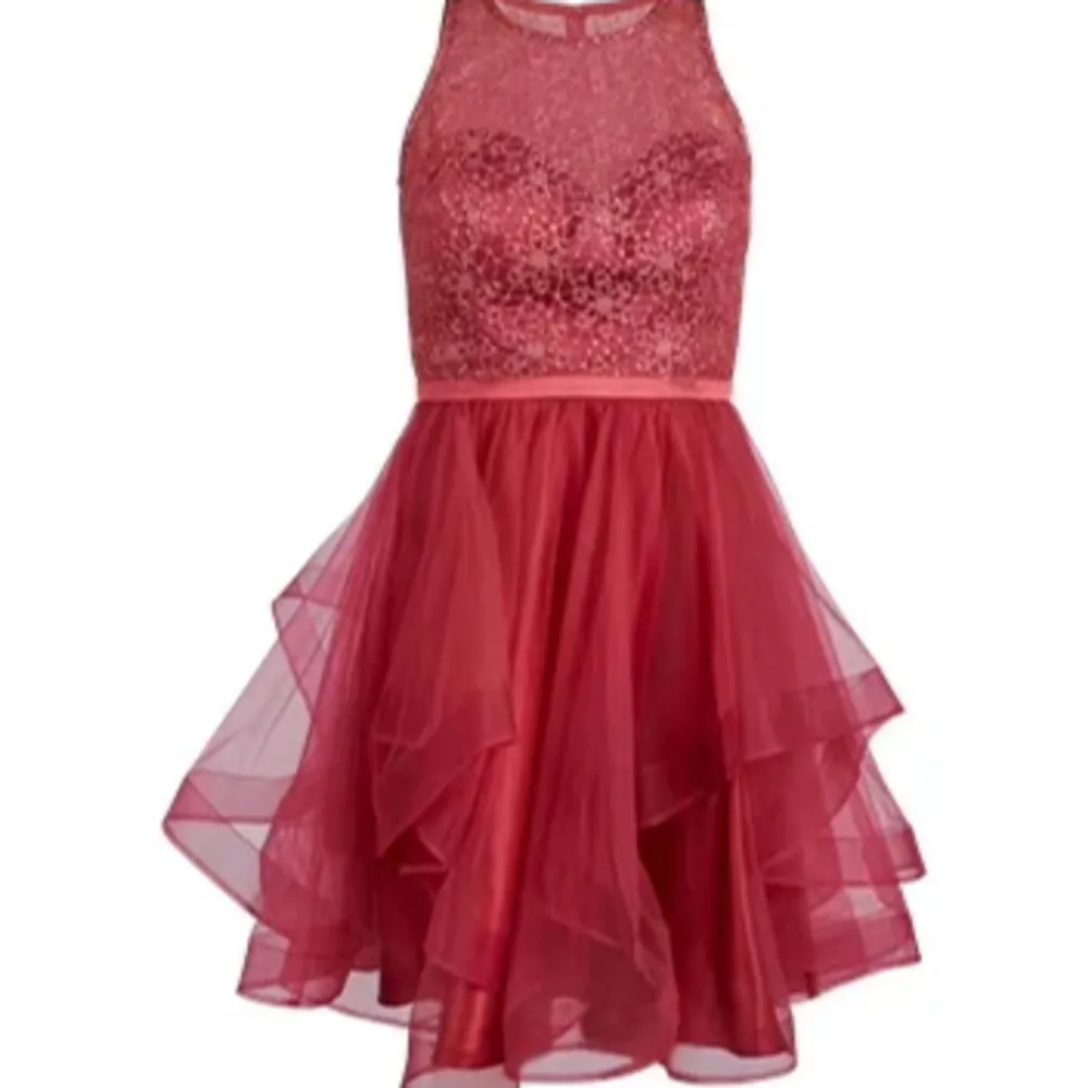 Körsbärs röd klänning från Vera mont strl 34, bara använd 1 gång med inbyggd BH Den är på super super bra skick, d.v.s inga hål eller fläckar. Klänningar.