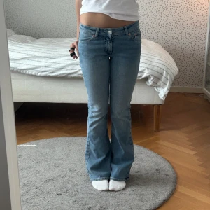 Junkyard jeans - Jättefina junkyard jeans som inte kommer till användning då jag har flera liknande. Lowwaist och fin ljusblå färg, köptes för 599 kr och endast använda 2 gånger🫶🏼