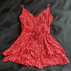 En härlig röd klänning perfekt till sommar aktiviteter med inbyggda shorts❤️