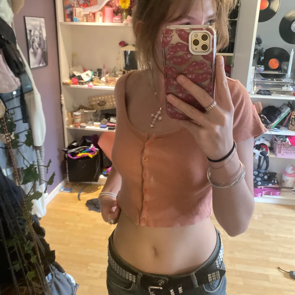 As gullig rosa crop top perfekt till sommaren🥰 Använd 2-3 gånger o säljs för att den inte längre används. Längd; bröstet neråt: 25cm Armlängd: 20cm Midja; längst ner tvärs över: 36cm Kontakta för fler bilder eller mått så löser jag så snabbt jag kan💋. Toppar.