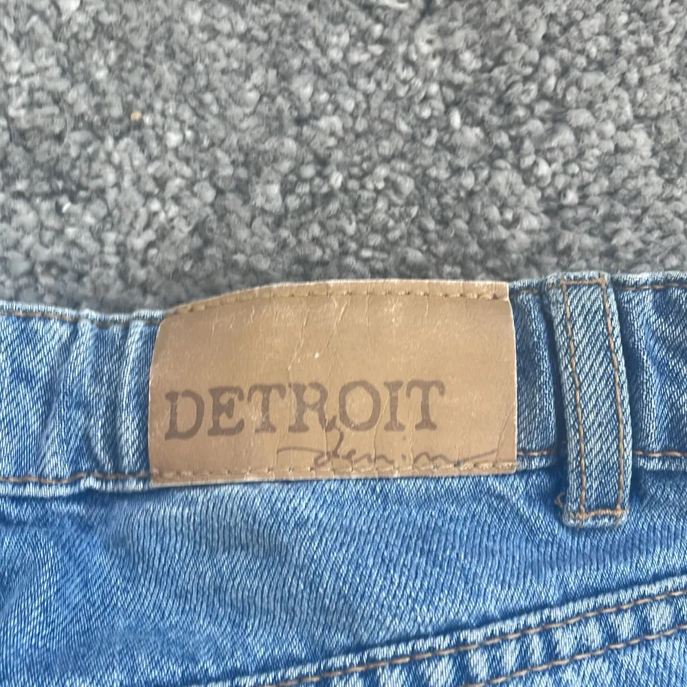 As snygga blåa jeans ❤️ Fint skick och är i storlek 158❤️ Jätte sköna❤️💗 Säljer pga ingen användning🙌🏼❤️ Står inte för frakten och postens slarv 🙌🏼❤️. Jeans & Byxor.