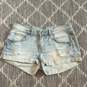 Jeans shorts🪩 - Säljer dessa jättefina jeans shorts pga att dom är förstora på mig, dessa köpte jag på plick och de är i väldigt bra skick🩷 köparen står för frakten!