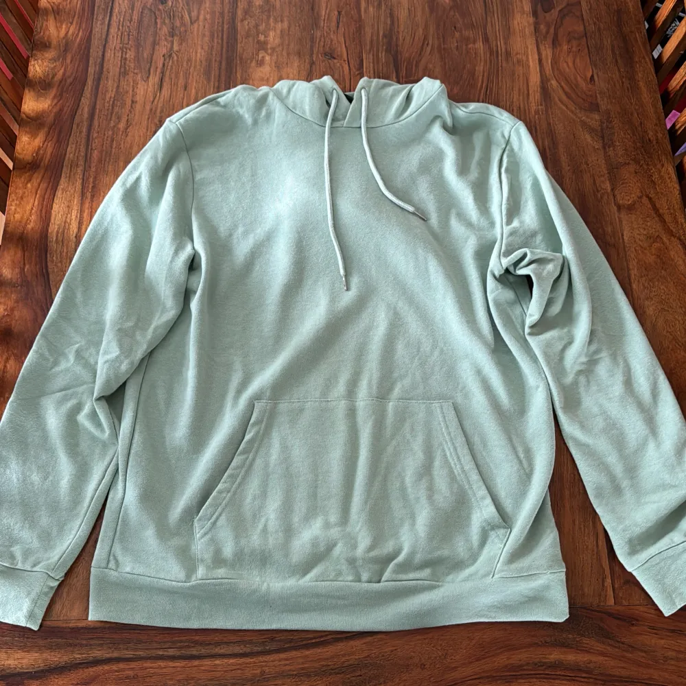 En väldigt fin limegrön hoodie från shein. Hoodien är tunn och passar perfekt för våren. Sparsamt använd och i bra skick. Condition: 8/10. Hoodies.