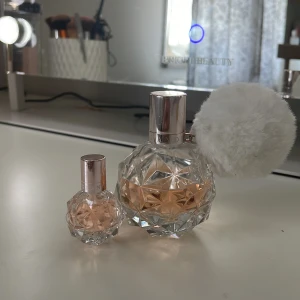 stor och mini ari by ariana grande parfym ❤️ - Stor=50ml mini=7,5ml Mini kom i ett set och den stora kostade 450kr