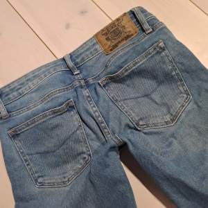 Nya crocker jeans säljer då dom är för korta på mig. Dom ser staight ut men är mer åt boot cut hållet. Skulle passat perfekt på någon som är 165-168cm. Skriv gärna till mig innan ni trycker på köp nu❤️