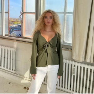 Grön designbysi  - En grön designbysi blus i storlek xs/s