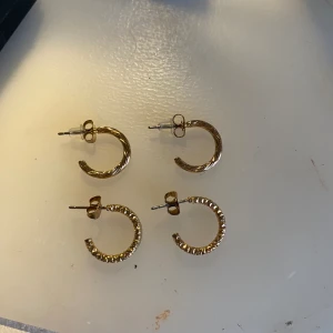 Örhängen i guld färg - 2 par guldiga örhängen! Säljes endast i par! Hör av dig om fler frågor 💕