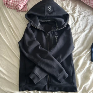 Sail racing hoodie - Säljer nu min brors sail racing hoodie som inte andvänd. Den är i riktigt bra skick utan defekter