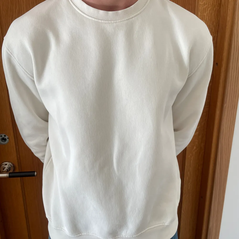 Snygg vit tröja i storlek M som jag inte använt då jag har en liknande. Tröjan sitter bra på mig (185cm & 80kg). Skick 9/10 då jag nästan aldrig använt den, säljer för 199kr har du frågor är de bara att skriva!🤙. Tröjor & Koftor.