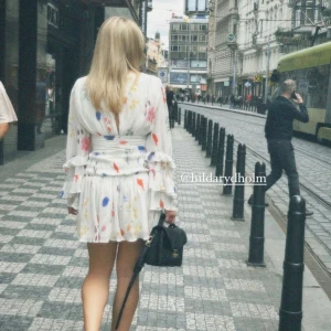 Sanna jörnvik x nakd - Säljer denna drömmiga klänning från sanna jörnvik x nakd ❤️‍🔥❤️‍🔥 nypris 599