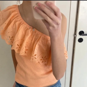 One shoulder topp - Så gullig och somrig topp som är 10/10 skick, köpt förra sommaren💞