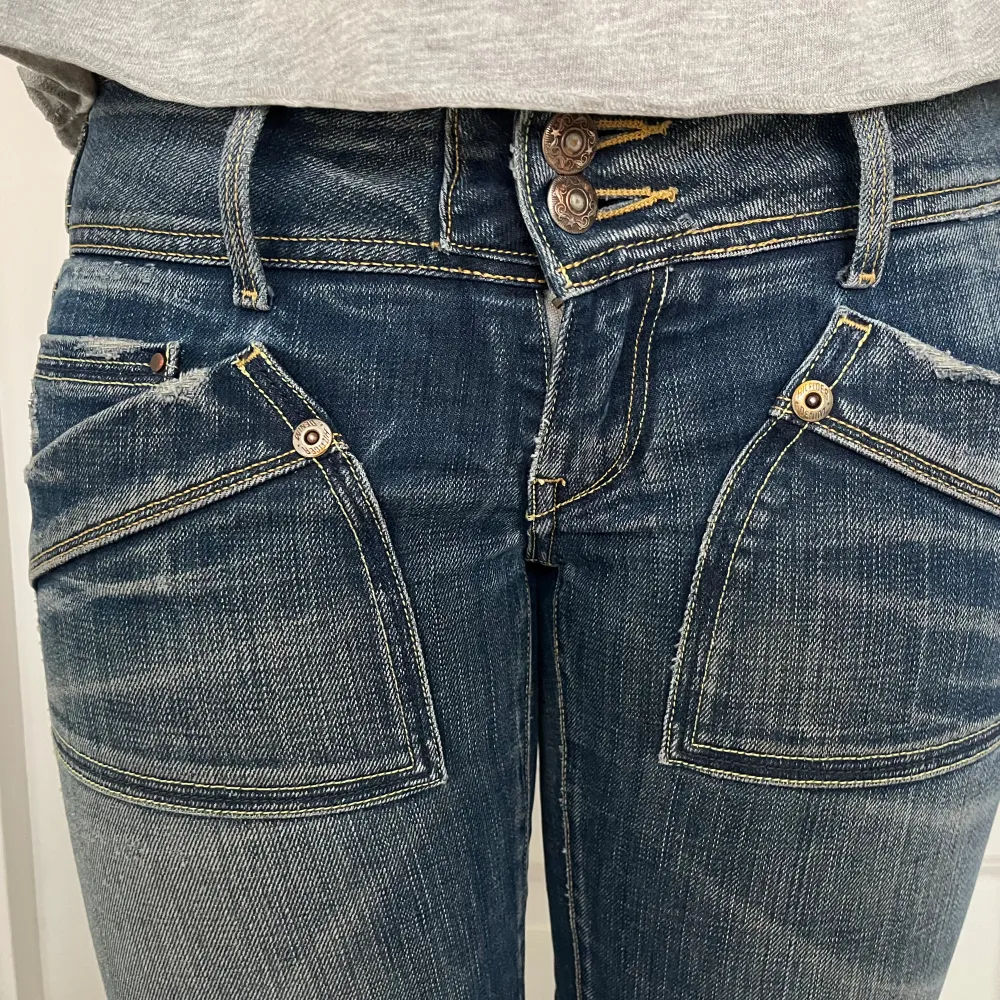 Såå coola jeans från Tommy Hilfiger. w28 L 34, skriv för mått och vid frågor!🫶🌸. Jeans & Byxor.