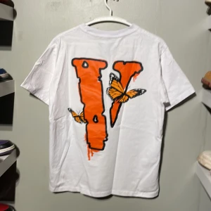 Vlone - juice WRLD  - Vlone juice WRLD tröja. Storlek mellan L och M. Knappt använd eftersom jag varit så rädd om den. Säljer den billigt, jag köpt den från EBay och kan inte garantera att den är 100% äkta, och jag vill inte råka lura någon. Så där av det billiga priset