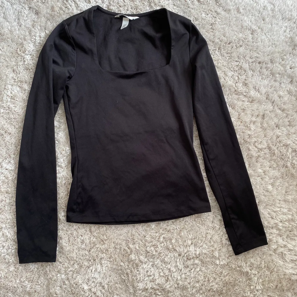 Snygg svart tröja från H&M i storlek XS!🖤. Tröjor & Koftor.